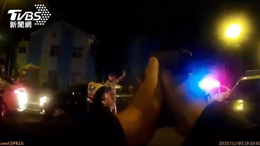 警方將涉嫌衝撞路檢點的周男攔下逮捕,一旁的警員持槍警戒。(圖/TVBS)