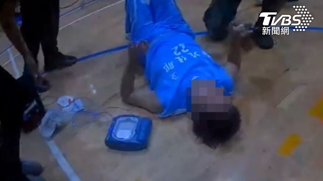 運動中心女員工協助以AED電擊再CPR,順利讓男子恢復呼吸心跳。(圖/TVBS)