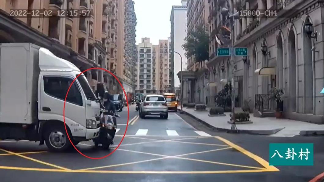 驚悚！婦人騎機車穿越巷口　慘遭小貨車側撞噴飛