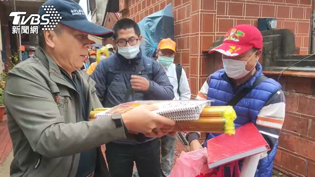 排隊第一名的先生拿到許多禮物。(圖/TVBS)