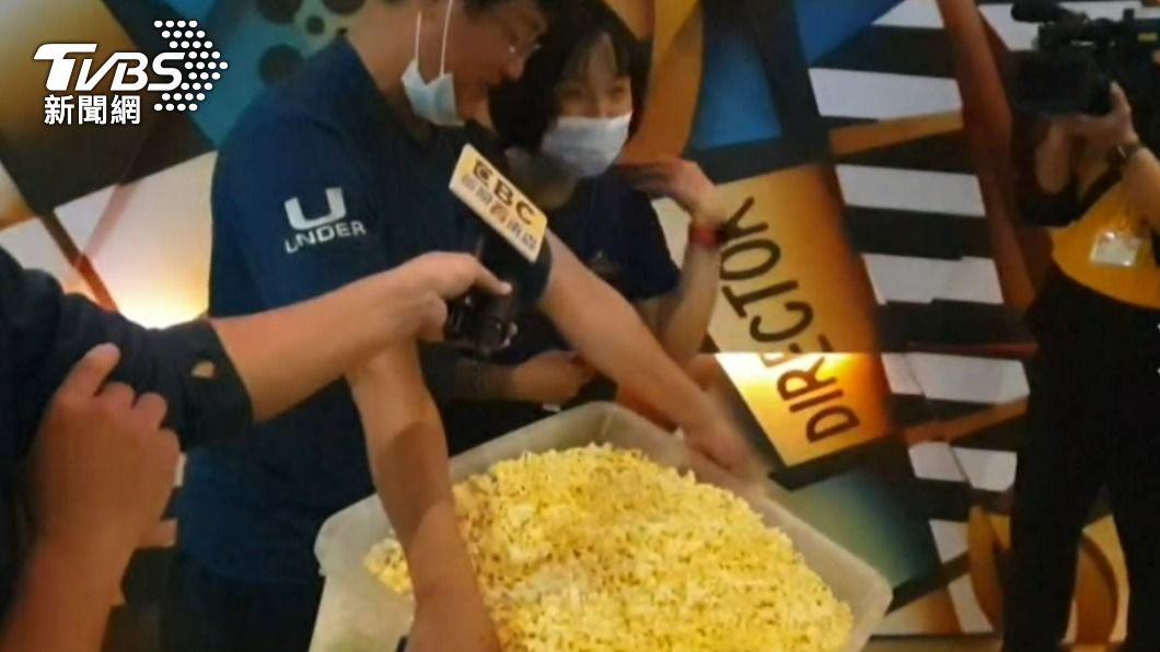 頭香許先生要分給學校小孩吃。(圖/TVBS)