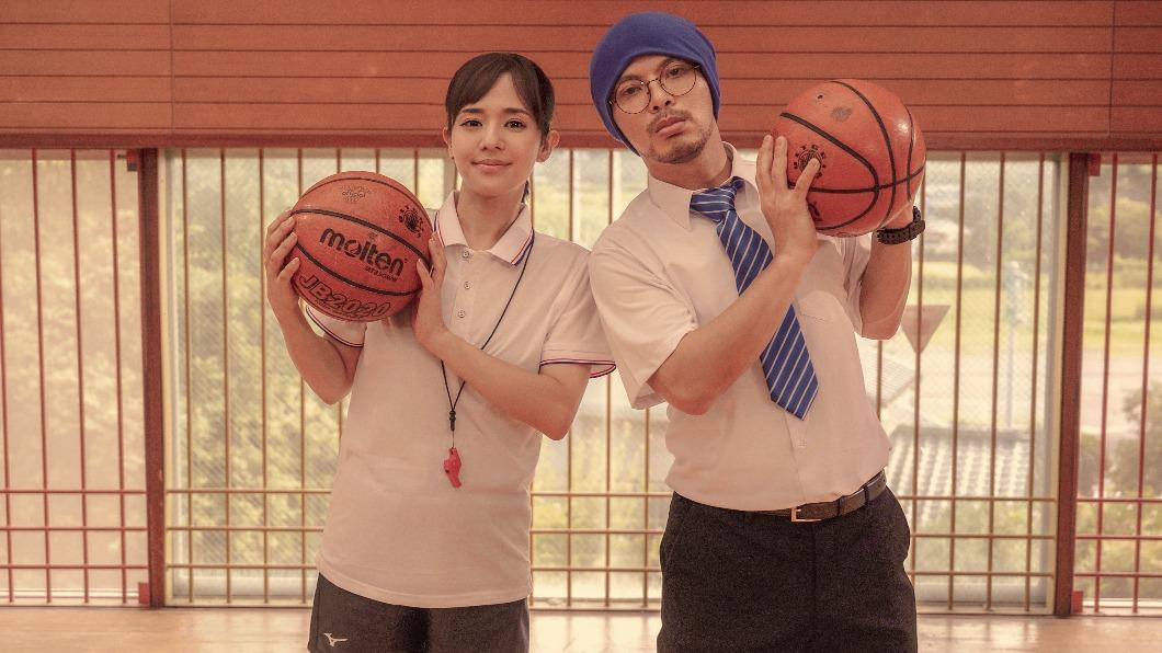 蒼井空（左）MV中扮演老師、黃明志扮演學生。（圖／亞洲通文創提供）