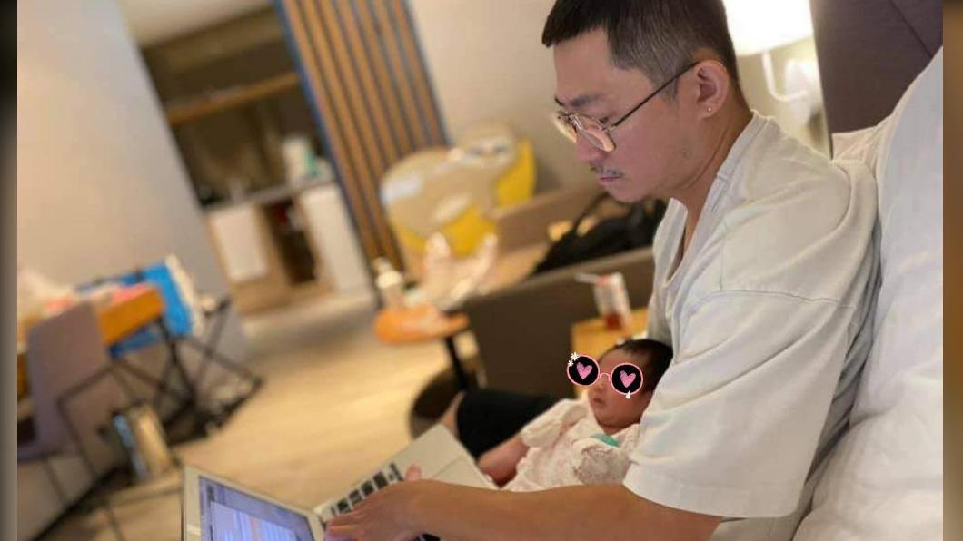 前源在育兒期間,同時也忙著新輯製作。(圖/翻攝巴鈺臉書)