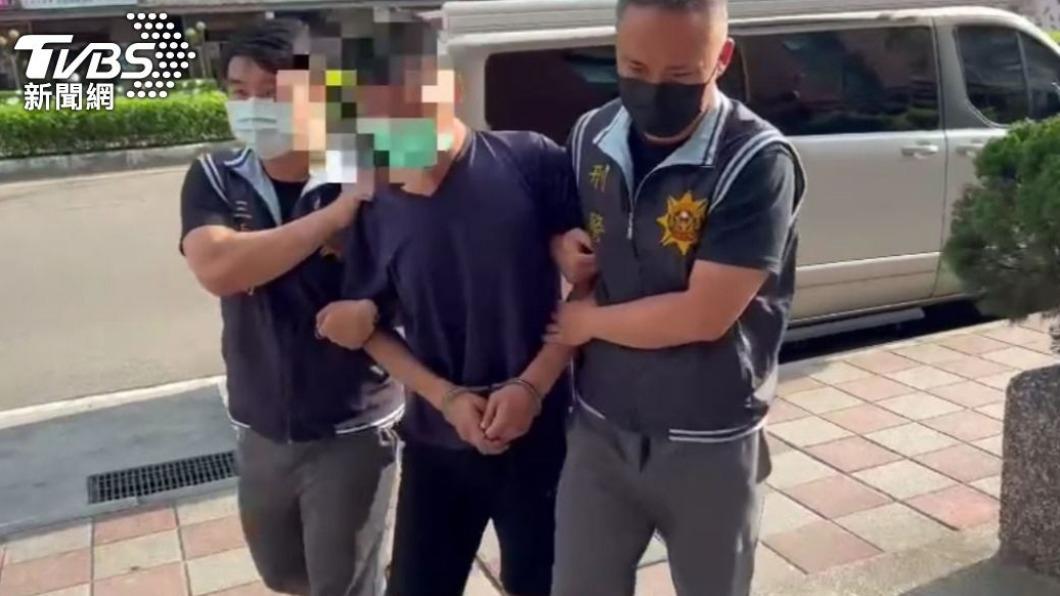 黃男被警方上銬送辦。(圖/TVBS)