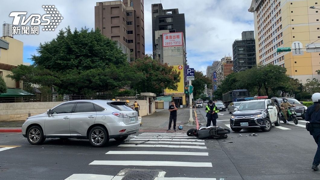 北市信義嚴重事故！汽車左轉撞對向機車　騎士頭部重創身亡