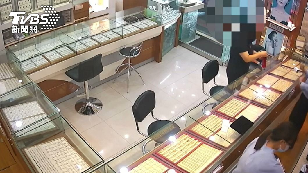 高女在一小時內盜刷信用卡購買5萬多元的金飾。(圖/TVBS)
