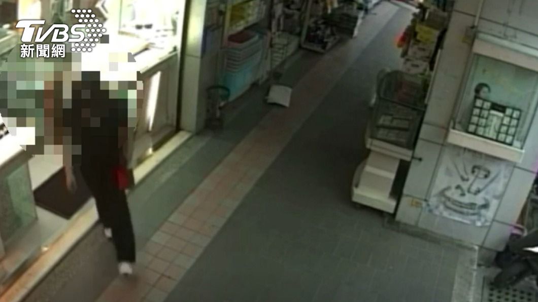 高女購買金飾後離開。(圖/TVBS)