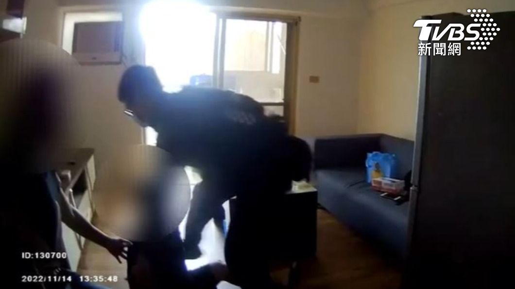 妳先生被通緝!妻不開門警喊話1小時 見壓制上銬她哭斷腸
