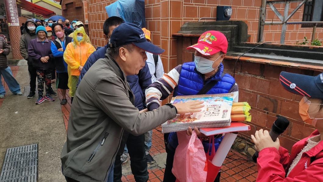 白沙屯媽祖年月曆免費送 排隊人龍綿延800公尺
