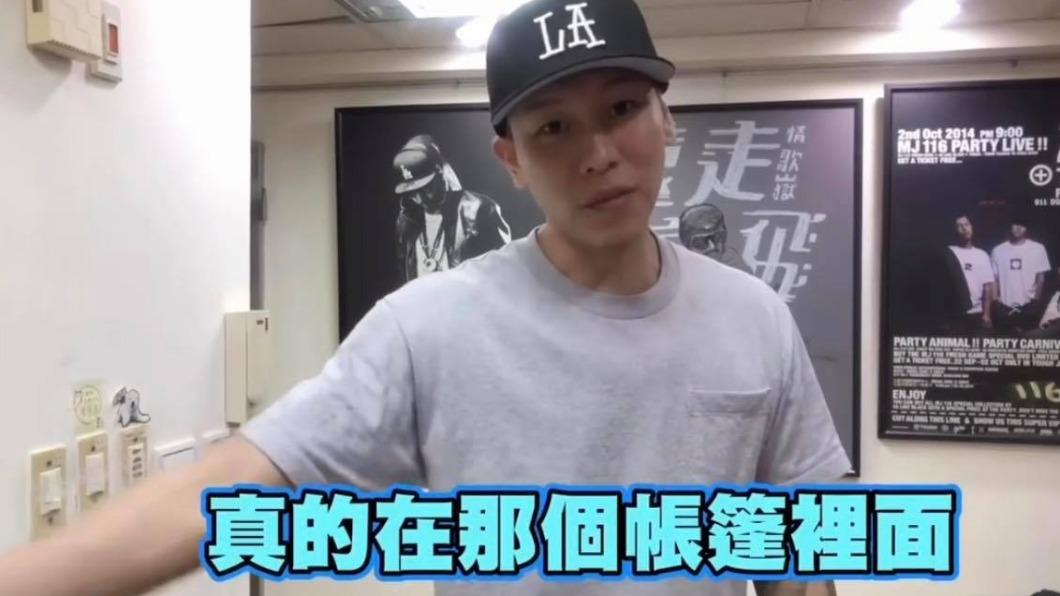 瘦子找了許久的車鑰匙,真的掉落在他收好的帳篷裡。(圖/翻攝自本色音樂IG)