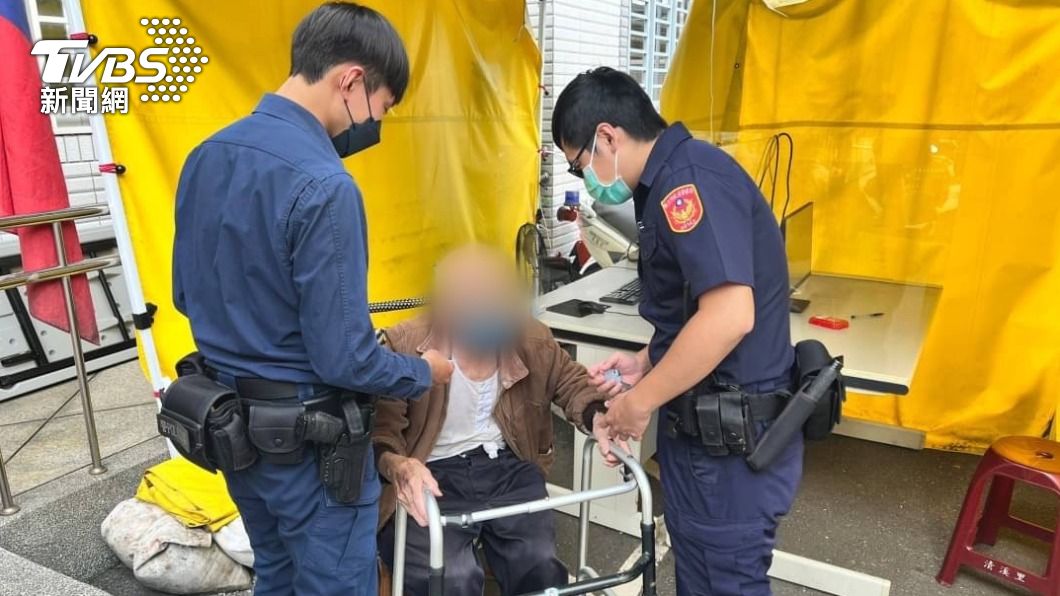 由於老翁回答不出姓名和家屬聯繫方式,警方利用國民資料庫比對影像才確認身分。(圖/TVBS)