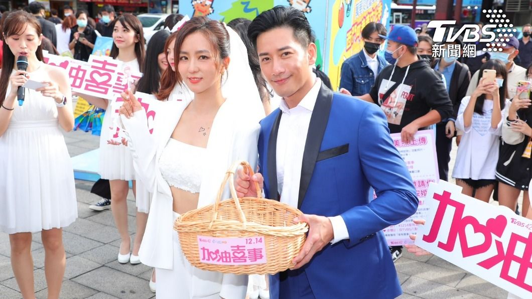 周曉涵(左)、周孝安西門町快閃。(圖/黃城碩攝)