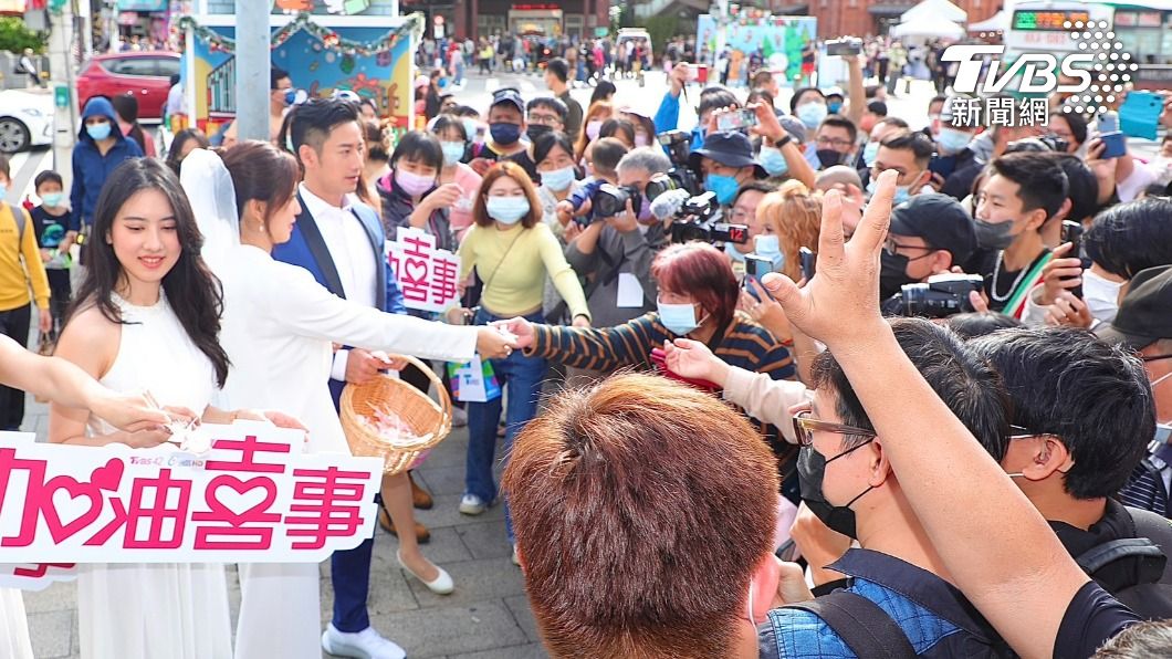 周曉涵(左)、周孝安現身西門町,吸引大批民眾圍觀。(圖/黃城碩攝)