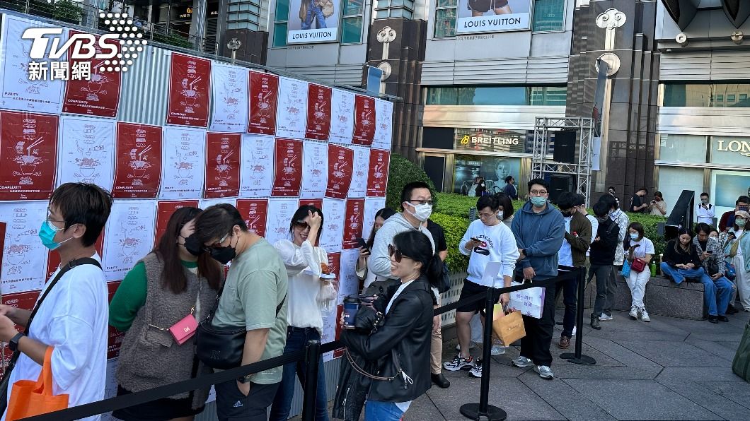 民眾在RAW攤位排隊搶買牛肉麵。(圖/許稚佳攝)