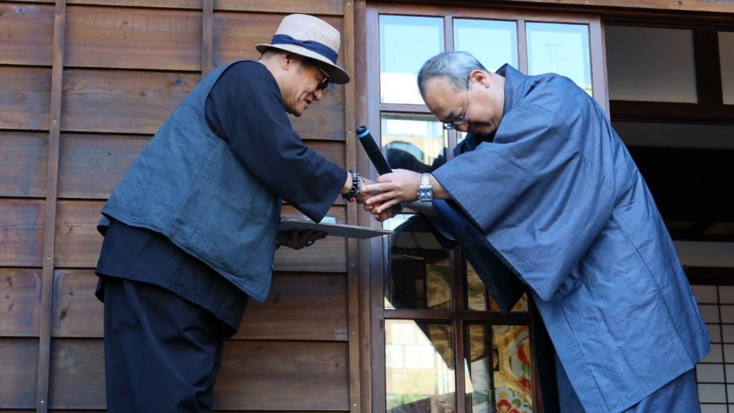 許效舜(左)從京都「觀光室長」山口太郎手中接下委任書。(圖/經紀人Joey提供)