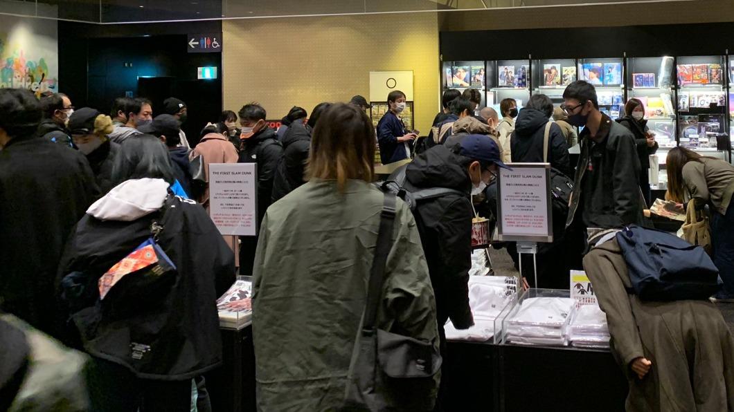 有網友拍下在現場排隊購買周邊商品的人潮,十分驚人。(圖/翻攝自推特)
