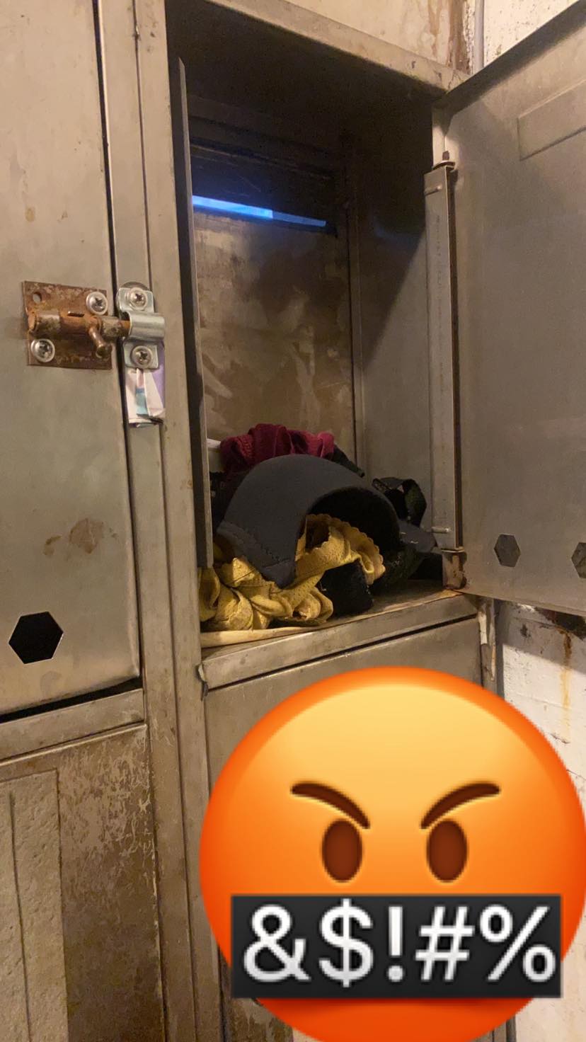 一名女網友分享自家信箱竟被人塞進一堆原味內衣褲。(圖/翻攝自爆怨公社)