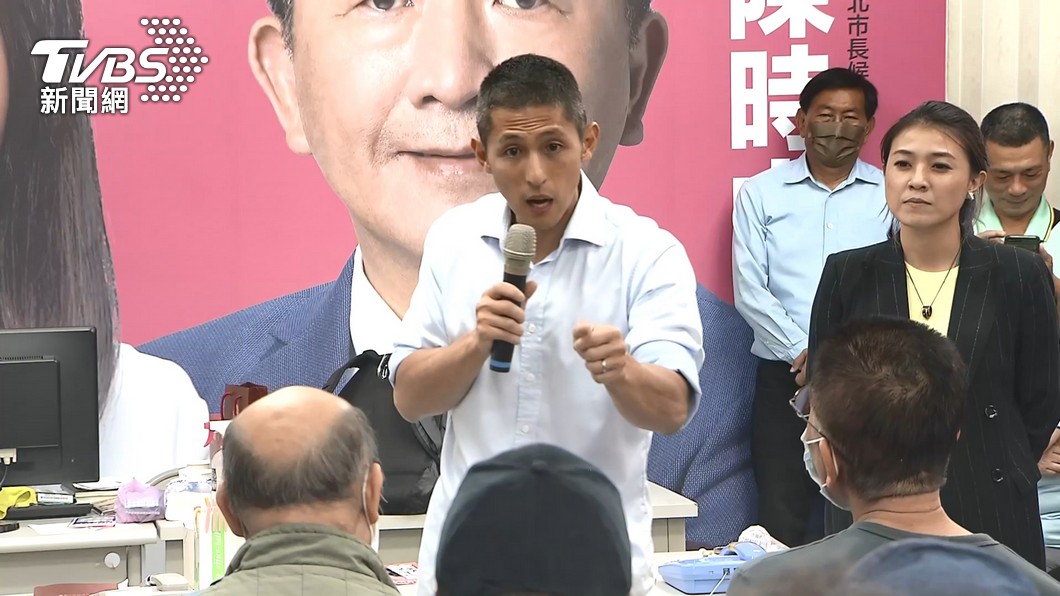 吳怡農出席公開場合被發現無名指已被「套牢」。(圖/TVBS)
