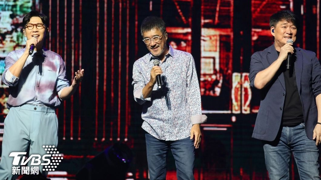 品冠（左起）邀請李宗盛、周華健一搭一唱笑翻觀眾。（圖／黃城碩攝）