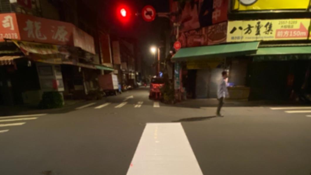 台灣民眾在迪化街聲援「白紙革命」。(圖/翻攝自周鋒鎖 Fengsuo Zhou Twitter)