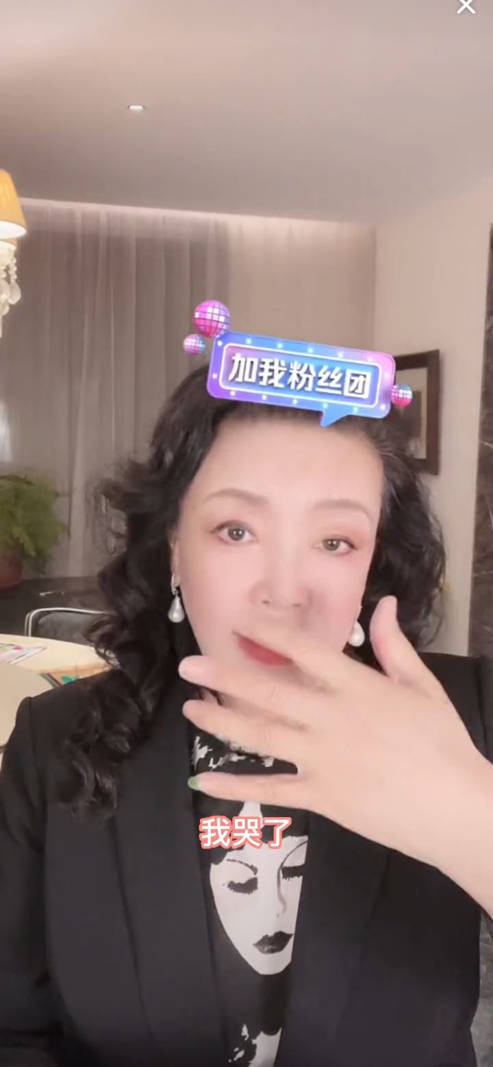 張蘭近日猛開直播,面對S家委屈又生氣。(圖/翻攝自微博)