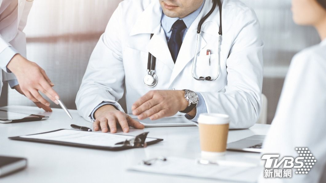 趕到的醫療團隊因普欽身上沾滿排泄物而無從救治。(示意圖/Shutterstock達志影像)