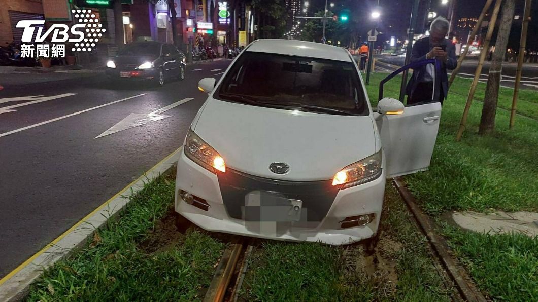 車輛卡在泥濘中無法動彈。(圖/TVBS)