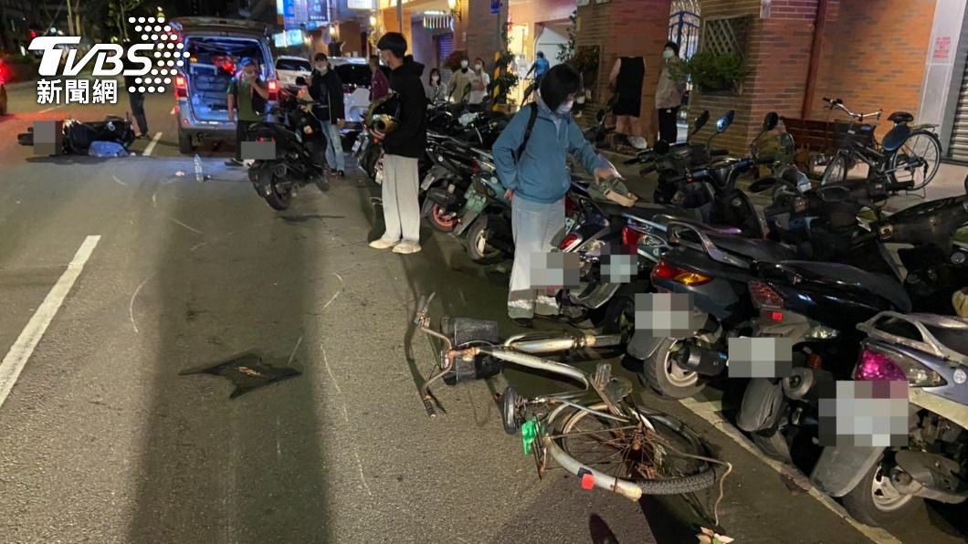 路旁3人車挨撞。（圖／TVBS）