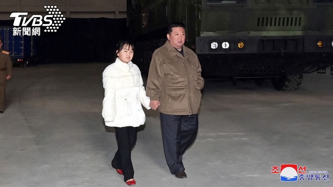 金正恩日前才帶著女兒視察，現在卻爆出處決高中生。（圖／達志影像路透）