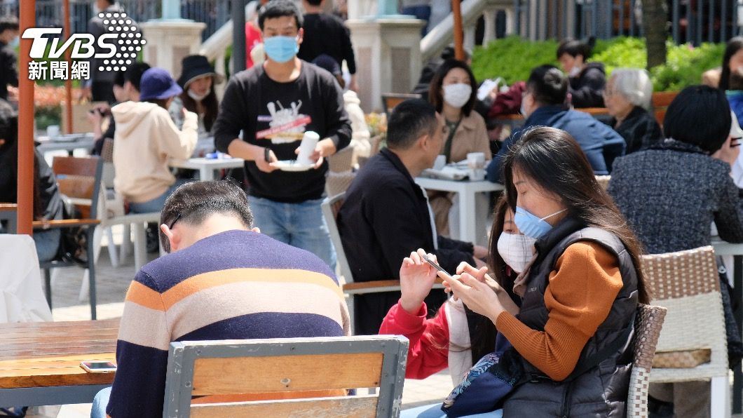 餐廳脫罩吃飯醫見「一情況」秒戴上 籲1/6恐有新波疫情