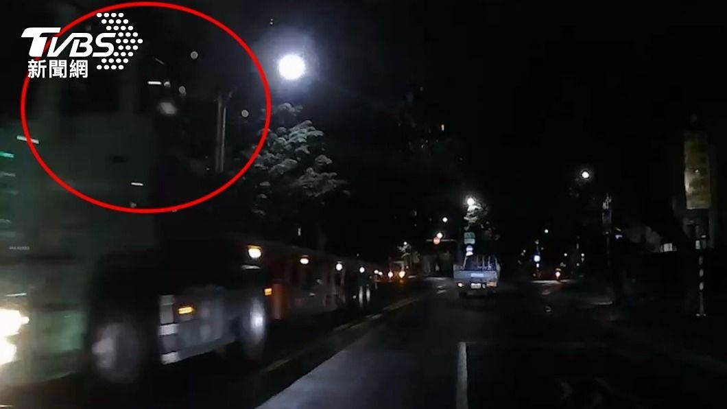 廚餘從聯結車內扔出。（圖／當事人提供）