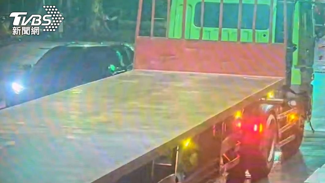 特斯拉與聯結車交會。（圖／TVBS）