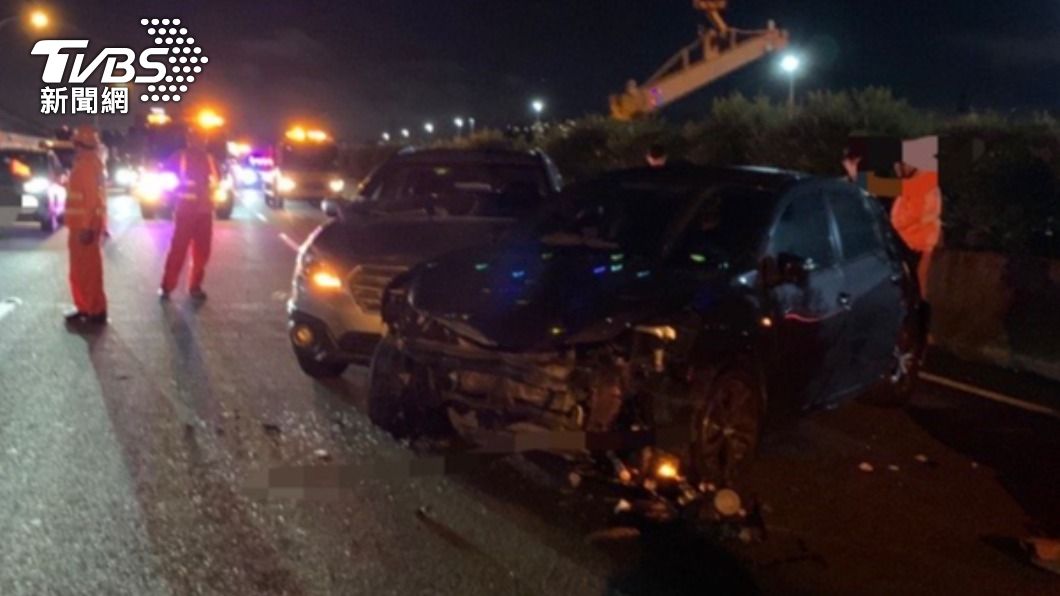 影/國3驚悚車禍!轎車被撞衝護欄 彈回內側「慘三度撞爛」