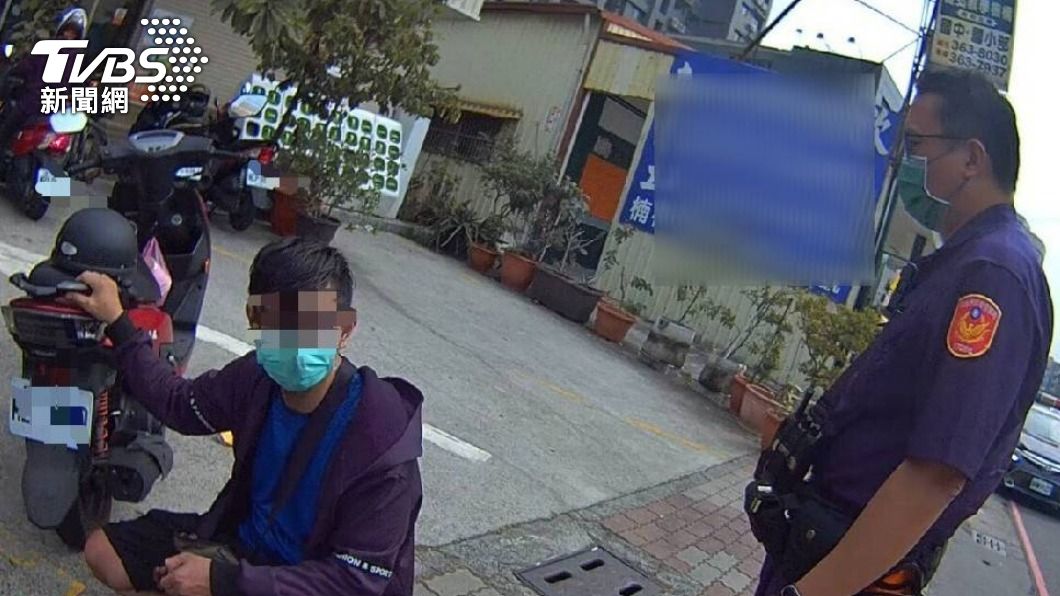 吳男機車爆胎。(圖/TVBS)