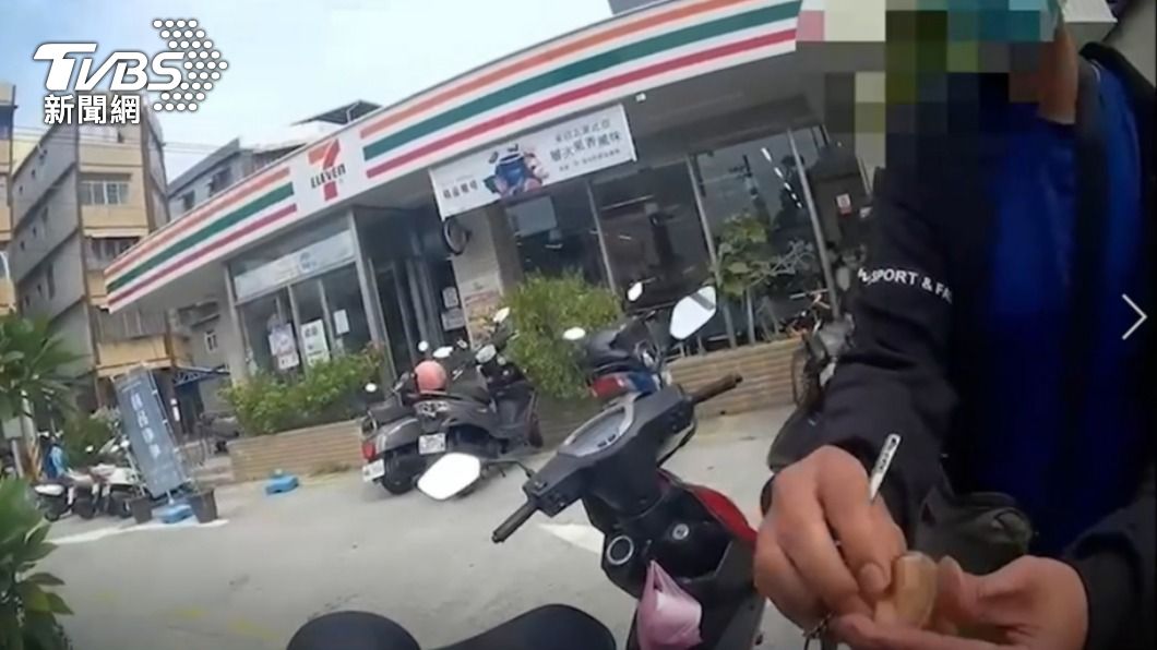 吳男對警察秀出自己的佛飾。(圖/TVBS)