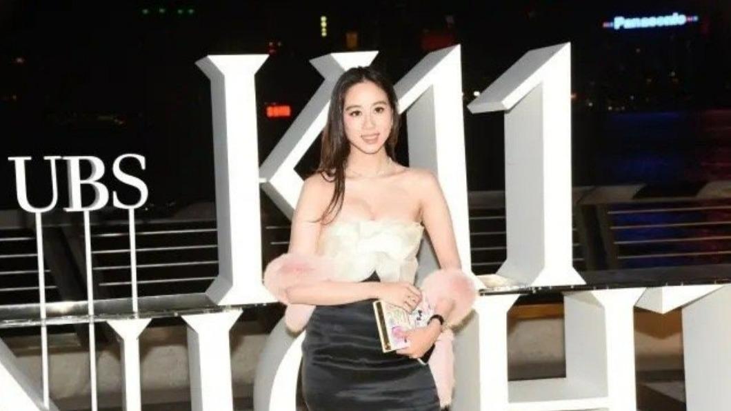 最美賭王千金走紅毯　緊身禮服包不住！豐滿上圍「快彈出」
