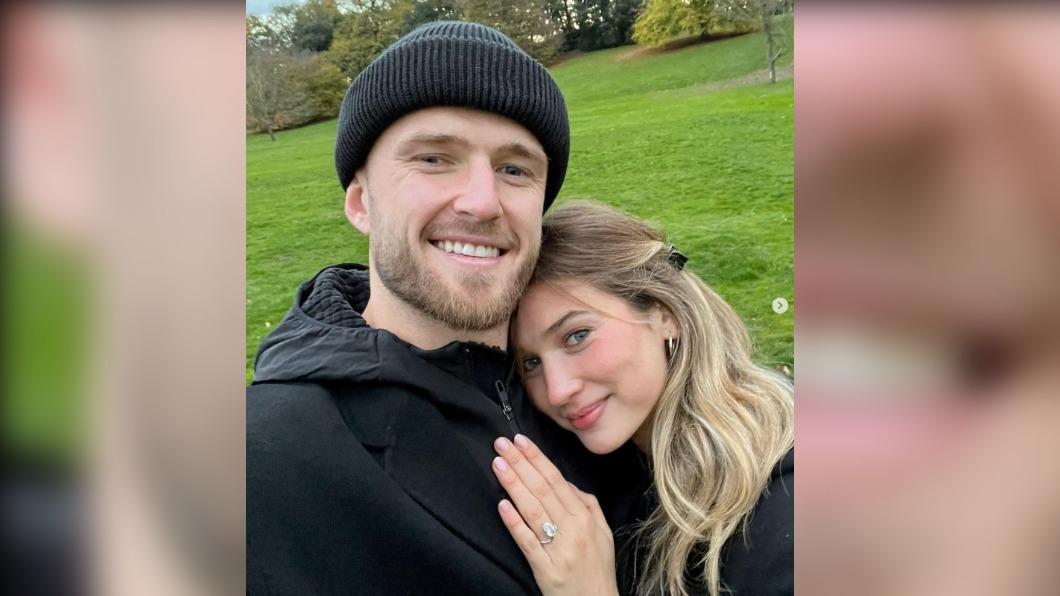 安娜日前與28歲的英格蘭後衛迪亞(Eric Dier)閃電訂婚。(圖/翻攝自IG annamodler)