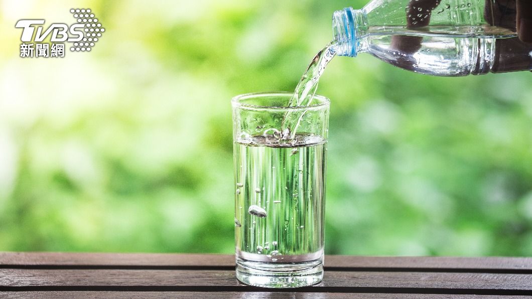水取代酒避免血壓升高，幫助身體平衡。（示意圖／shutterstock達志影像）