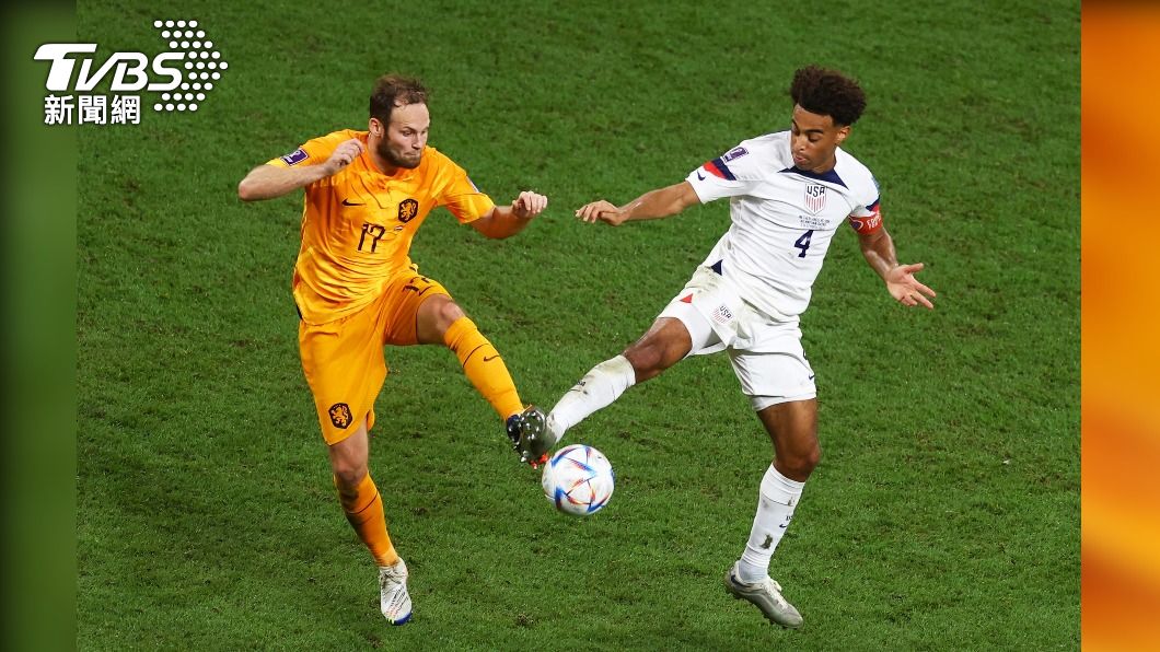 荷蘭選手比連特(Daley Blind)與美國球員亞當斯 (Tyler Adams)交鋒。比連特成功為荷蘭拿下第二分,維持領先優勢。(圖/達志影像路透)