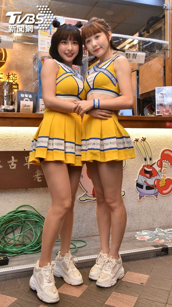 峮峮和畇二出席手搖飲活動。(圖/梁恩誌攝)