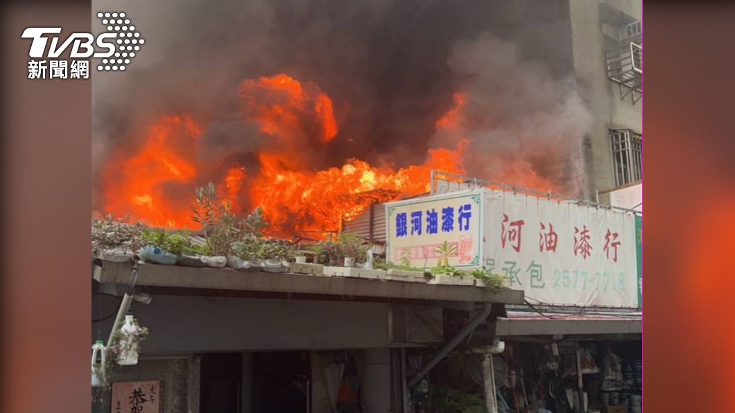 北市延吉街油漆行上方狂竄火!黑煙沖天際天 警消急救援