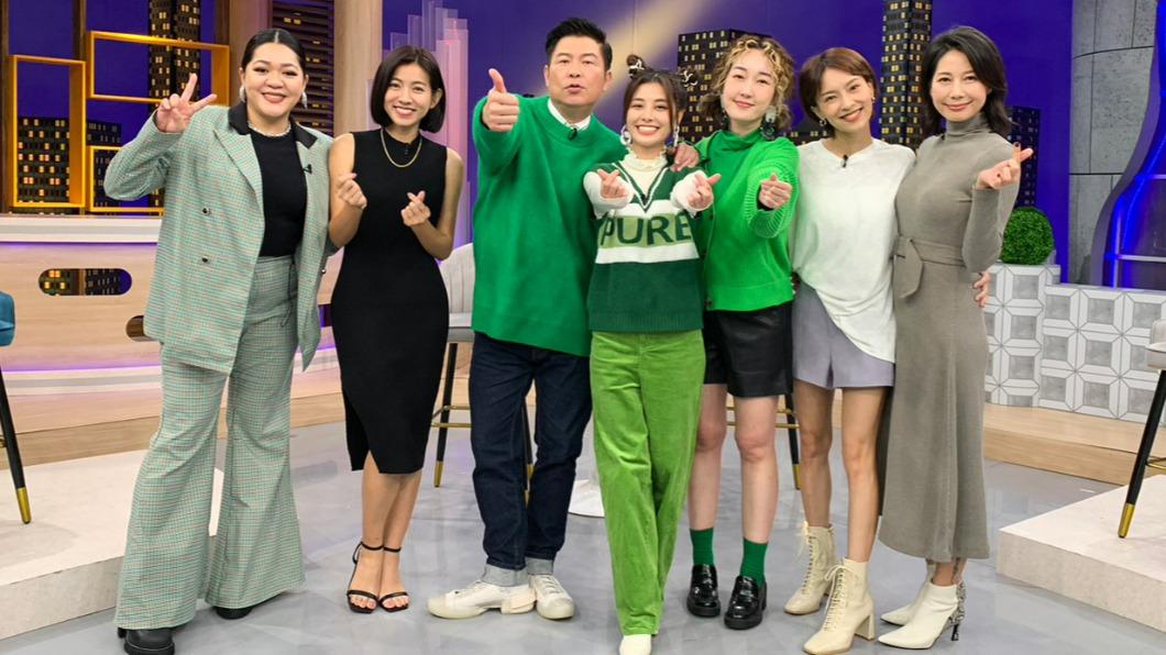 Amanda(左起)、米可白、曾國城、宇珊、巴鈺、陳瑋薇及丁寧在節目中聊丟不掉的珍藏。(圖/衛視中文台提供)