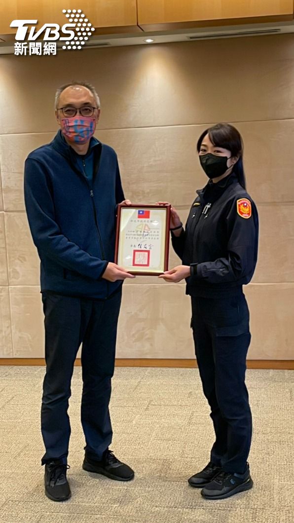 新北市中和警分局員警宋妤姍日前協助未成年受害者。(圖/TVBS)
