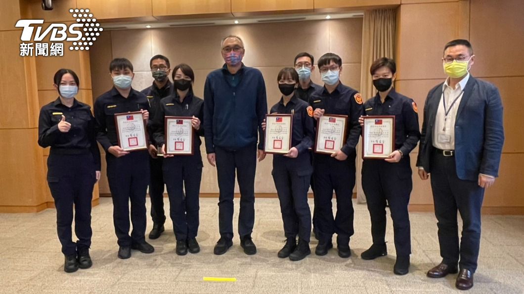 新北市警察局7名員警獲獎。(圖/TVBS)