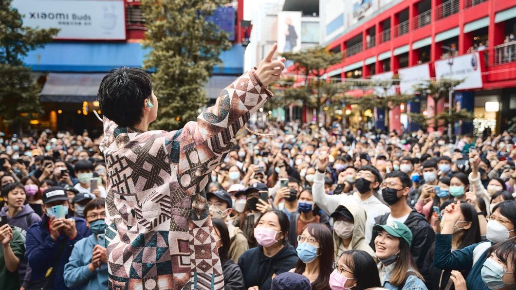 青峰吸引近兩千位觀眾擠爆信義區。(圖/環球唱片提供)