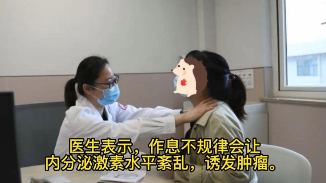 醫師建議，一旦發現脖子腫大、持續疼痛且聲音突然沙啞，務必儘早就醫。（圖／翻攝自微博）