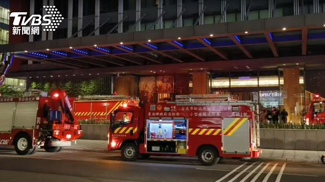 現場停滿消防車及救護車。(圖/TVBS)