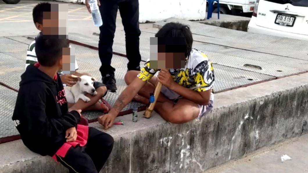扯!泰國兒童群聚海灘呼麻 路人阻反被嗆:我爸是軍人