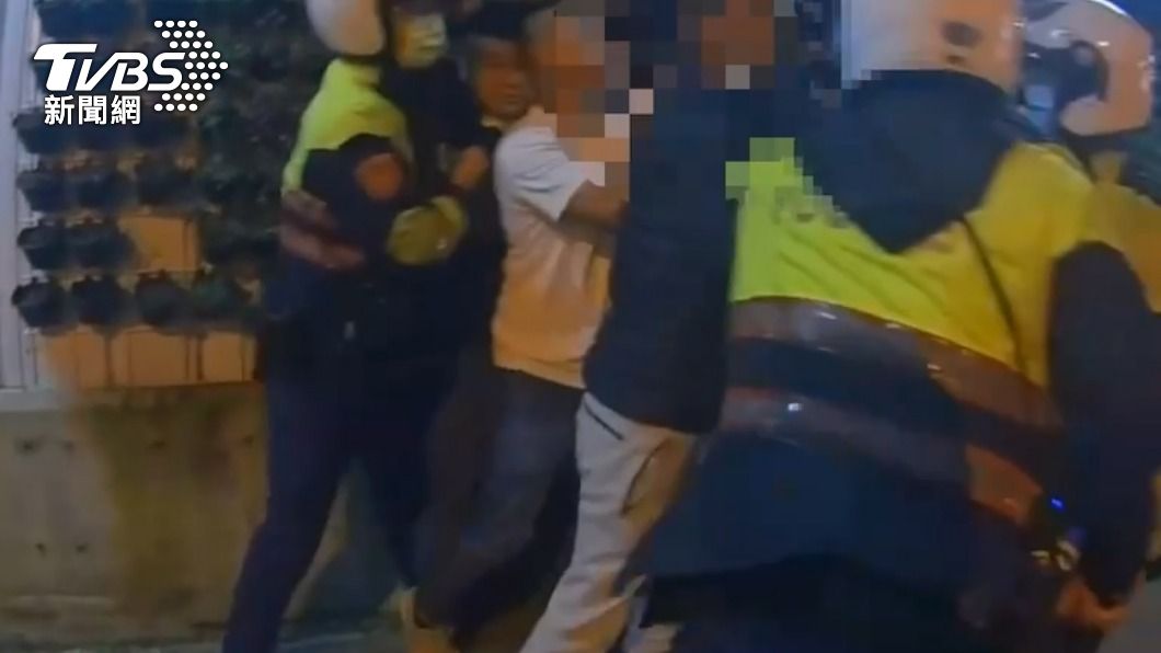 繞境未申請被制止!2陣頭成員還推警察 遭連開12槍帶回