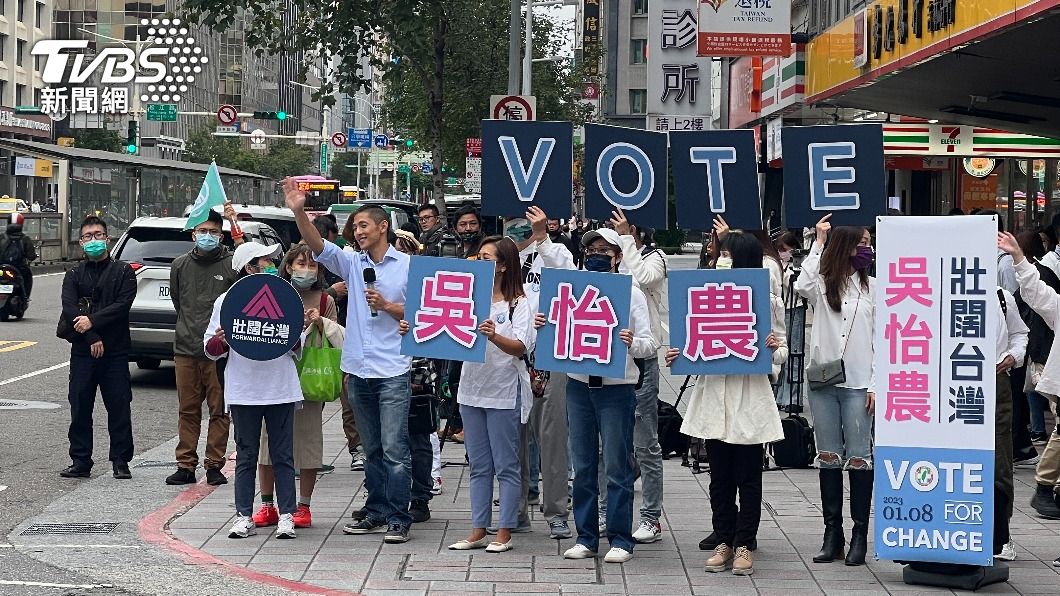 民進黨台北市第3選區立委補選參選人吳怡農上午在松江南京捷運站前站路口,向民眾揮手致意。(圖/方炳超攝)